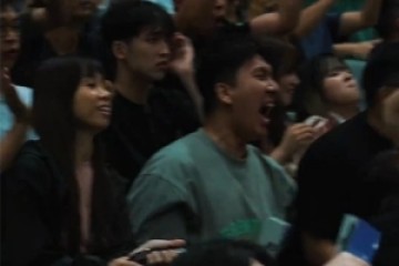 克罗斯接董健助攻完成双手暴扣引爆全场！观众尖叫欢呼海啸般袭来